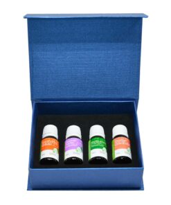 Coffret de 4 huiles essentielles: eucalyptus, lavande, menthe poivrée, et orange. Bouteilles de 10 ml chaque.