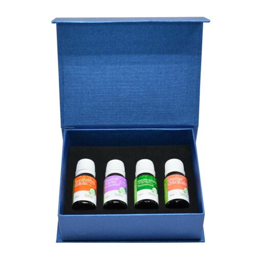 Coffret de 4 huiles essentielles: eucalyptus, lavande, menthe poivrée, et orange. Bouteilles de 10 ml chaque.