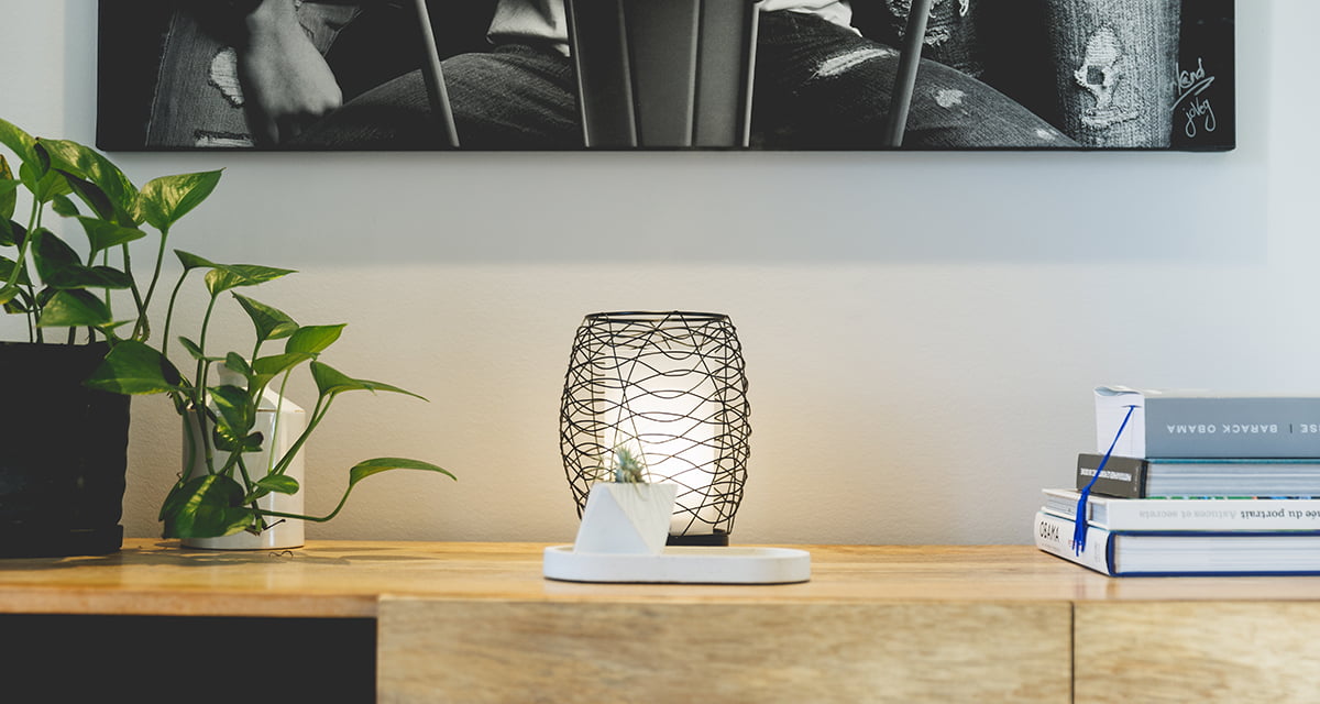Diffuser d'arome noir sur une table.
